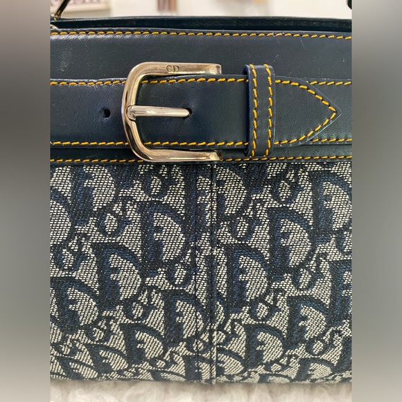 Dior
Dior Blue Oblique Canvas and Leather Jeans Pocket Tote - Picture 4 of 17